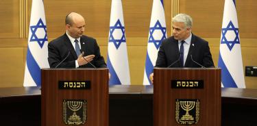 El primer ministro de Israel, Naftali Bennett (izq.), junto al canciller, Yair Lapid (d.), este lunes 20 de junio de 2022 en Jerusalén.