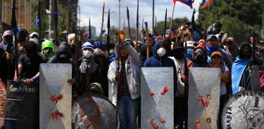 Manifestantes indígenas llegan a Quito con machetes y palos en alto