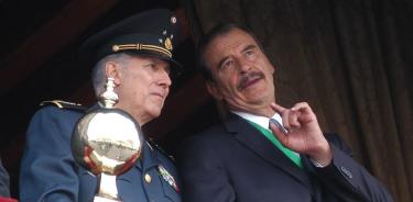 Gerardo Clemente Vega junto al expresidente Vicente Fox, durante un desfile militar.