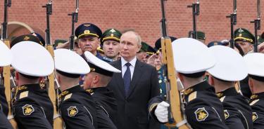 Vladímir Putin asiste a una ceremonia en la tumba al Soldado Desconocido en Moscú, este miércoles 22 de junio de 2022.