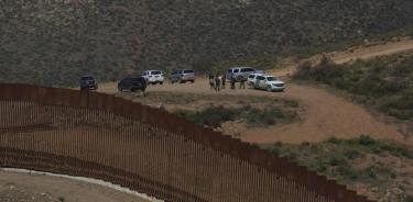 Agentes de migración estadounidense junto al muro fronterizo