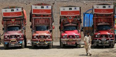 Camiones de ayuda humanitaria para el sismo transitan este viernes 23 de junio de 2022 por Peshawar, Pakistán, en camino hacia Afganistán.