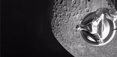Imagen de Mercurio con parte de la nave BepiColombo en primer plano.