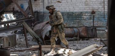 Un soldado ucraniano camina por un edificio destruido en Severodonetsk, Lugansk, Donbás, el 19 de junio de 2022.