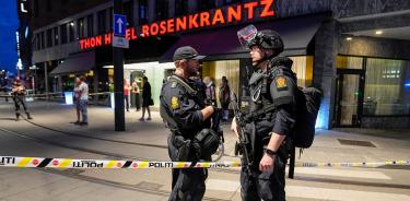 Dos policías custodian el bar donde ocurrió el tiroteo en el centro de Oslo, Noruega, en la madrugada de este sábado 25 de junio de 2022.