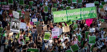 Mujeres protestan contra la suspensión del derecho constitucional al aborto, este viernes 24 de junio de 2022 en Los Ángeles, California.
