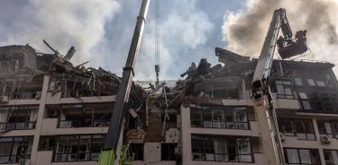 Edificio de departamentos de Kiev alcanzado por un misil ruso este domingo