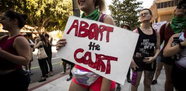 Una mujer pide en una protesta en Los Ángeles que la Corte Suprema de EU sea abortada