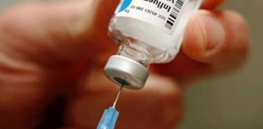 La vacunación contra la gripe en los adultos mayores “reduce el riesgo” de desarrollar alzheimer durante varios años.