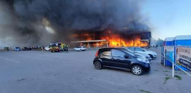 El centro comercial de la ciudad de Kremenchuk, completamente en llamas