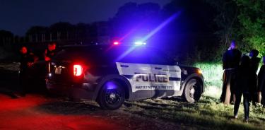 Policía de texas resguarda la zona donde se hallaron a los migrantes muertos