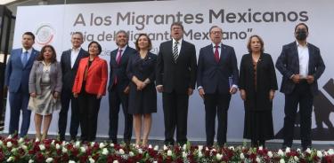 Senadores de las diversas bancadas En la foto, develan una placa en homenaje a los migrantes mexicanos, el apsado 18 de diciembre de 2021.