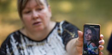 Lyudmyla (55), muestra en su teléfono una fotografía de si hija Tanya Bryhadyrenko, de 22 años, que se encuentra desaparecida desde la explosión en el centro comercial