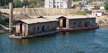 Tras años de incertidumbre, a los vecinos de las míticas casas flotantes en el Nilo, en El Cairo, les llegó un aviso hace pocos días de que tienen que desalojar sus viviendas.