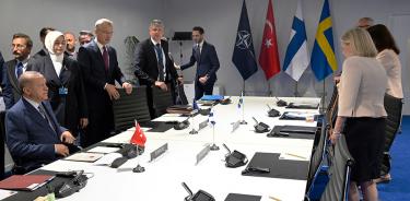 El presidente turco, Recep Erdogan (1-izq.), el secretario general de la OTAN, Jens Stoltenberg (de pie, 2-izq.), y la primera ministra sueca, Magdalena Anddersson (de espalda, 2-der.), este martes 28 de junio en Madrid.