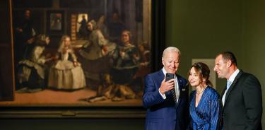 El presidente de EU, junto a la primera ministra de Nueva Zelanda, Jacinda Ardern, frente al cuadro de Las Meninas, de Velázquez, en el museo del Pardo de Madrid, este miércoles 29 de junio de 2022 durante la cumbre de la OTAN.