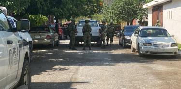 Miembros del Ejercito Mexicano y fiscalía del estado resguardan la zona donde fue asesinado el periodista Antonio de la Cruz