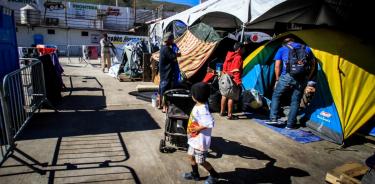 Solicitantes de asilo se hacinan en un campamento, cercano a la frontera de EU