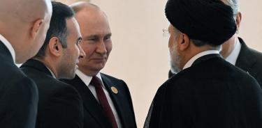 El presidente ruso,Vladimir Putin, charla con su homólogo iraní, Ebrahim Raisí, en la Cumbre del Caspio celebrada en Turkmenistán