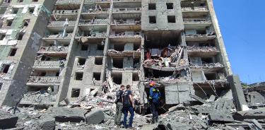 Trabajadores de la fiscaía y rescatistas trabajan junto al edificio bombardeado en Odesa, en un ataque que ha causado 19 muertos y 38 heridos, este viernes 1 de julio de 2022.