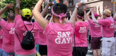 El Coro de Hombres Gay de Nueva York usó camisetas que dicen “Say Gay” en la espalda durante la Marcha del Orgullo. Así se manifestaron contra la ley “Don't Say Gay”, aprobada en Florida.