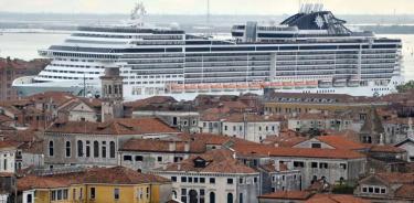 En julio de 2021 Italia ya prohibió el paso de grandes cruceros, como el de la imagen, tomada en 2014, por los canales de Venecia.