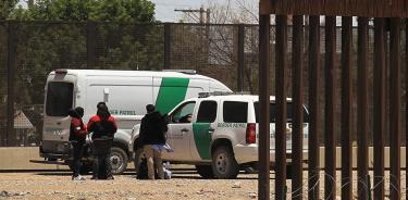 Una familia de migrantes haitianos cruza de manera ilegal la frontera hacia EU el 24 de mayo de 2022, en ciudad Juárez, Chihuahua, México.