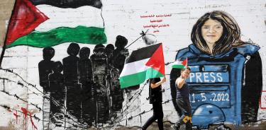 Un mural representa a la periodista Shireen Abu Akleh, asesinada por el ejército de Israel en mayo de 2022 en Yenín, en la Cisjordania ocupada.