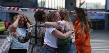 Mujeres se abrazan a la salida del centro comercial de Copenague donde se produjo el tiroteo