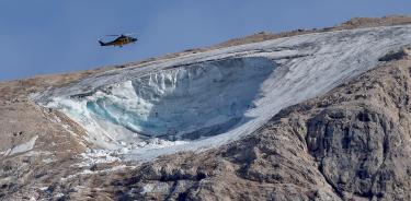 Helicóptero sobrevuela el glaciar alpino la Marmolada, que colapsó el domingo