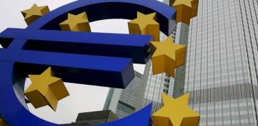 La escultura gigante azul del euro, símbolo de Europa y sobre todo de la divisa, será subastada a mediados de octubre.