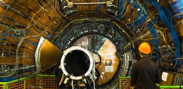 El detector LHCb es uno de los cuatro sundetectores principales del Gran Colisionador de Hadrones.