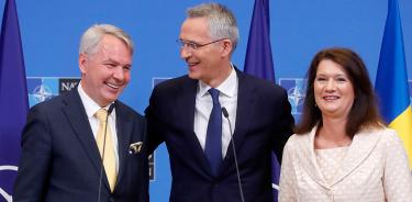 El secretario general de la OTAN, Jens Stoltenberg, este martes 5 de julio de 2022, junto al canciller finlandés, Pekka Haavisto, y la canciller sueca, Ann Linde, en Bruselas.