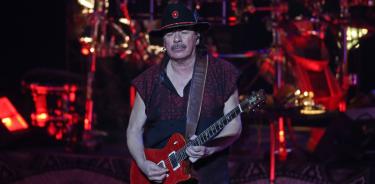Santana promueve su álbum Blessings and Miracles en su gira Miraculous Supernatural 2022 Tour: Santana + Earth, Wind & Fire.