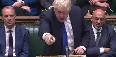 El premier Boris Johnson se defiende de ataques en el Parlamento este miércoles