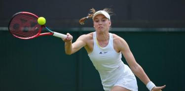 Rybakina de 23 años de edad sorprendió a la rumana Simona Halep en semifinales
