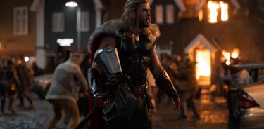En Thor: Love and Thunder, el personaje arrastra el dolor de las penas que ha sufrido en las últimas misiones y se embarca en un viaje con los Guardianes de la Galaxia.