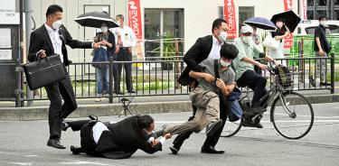 Policías taclean y arrestan a Tetsuya Yamagami, instantes después de que este asesinara a Shinzo Abe en Nara, el 8 de julio de 2022.
