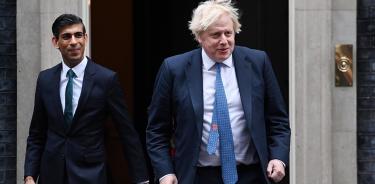 Boris Johnson, junto al exsecretario de Economía Rishi Sunak, que aspira a sucederlo, en una imagen de archivo.