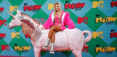La actriz y cantante Karla Díaz posa en la alfombra rosa de los premios MTV Miaw 2022. Foto: