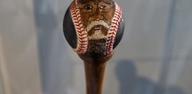 Autorretrato de Toledo hecho en una pelota de béisbol, una de las 70 obras exhibidas.