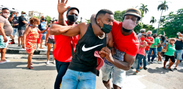 Esbirro del régimen cubano vestidos de paisano arrestan por la fuerza a un manifestante que pedía libertad, el 11 de julio de 2021 frente al Capitolio de La Habana