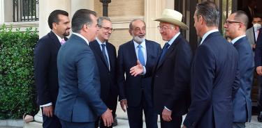 El embajador de EU en México, Ken Salzar (con sombrero), saluda a un grupo de empresarios mexicanos, entre los que destaca Carlos Slim (centro), este miércoles 13 de julio de 2022 en Washington.
