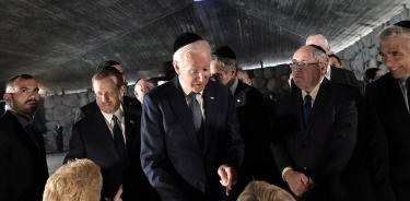 El presidente de EU, Joe Biden, este miércoles 13 de julio de 2022 en el memorial a las víctimas del Holocausto Yad Vashem en Jerusalén.