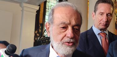 El magnate mexicano Carlos Slim habla a los medios de comunicación tras reunión con empresarios en EU
