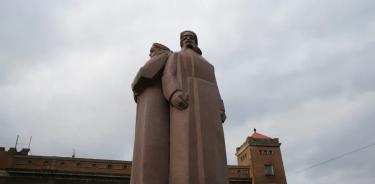 Monumento soviético de la era para los fusileros letones Los fusileros letones eran originalmente una formación militar de comenzar montado ejército ruso imperial 1915 en Letonia para defender territorios bálticos contra alemanes en Primera Guerra Mundial.