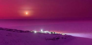 Resplandor en el cielo sobre la Antártida atribuido a los aerosoles del volcán de Tonga.