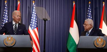 Joe Biden, junto al presidente de la Autoridad Nacional Palestina, Mahmud Abás, este viernes en una rueda de prensa en Belén, Cisjordania.