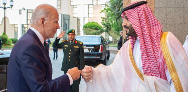 Joe Biden y Mohamed Bin Salman chocan los puños este viernes a la llegada del presidente estadounidense a Yeda, Arabia Saudí.