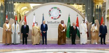 Joe Biden, junto al príncipe heredero saudí, Mohamed Bin Salman, y, de izquierda a derecha, los líderes de Omán, Emiratos Árabes, Egipto, Baréin, Jordania, Qatar, Kuwait e Irak, este sábado en Yeda.
